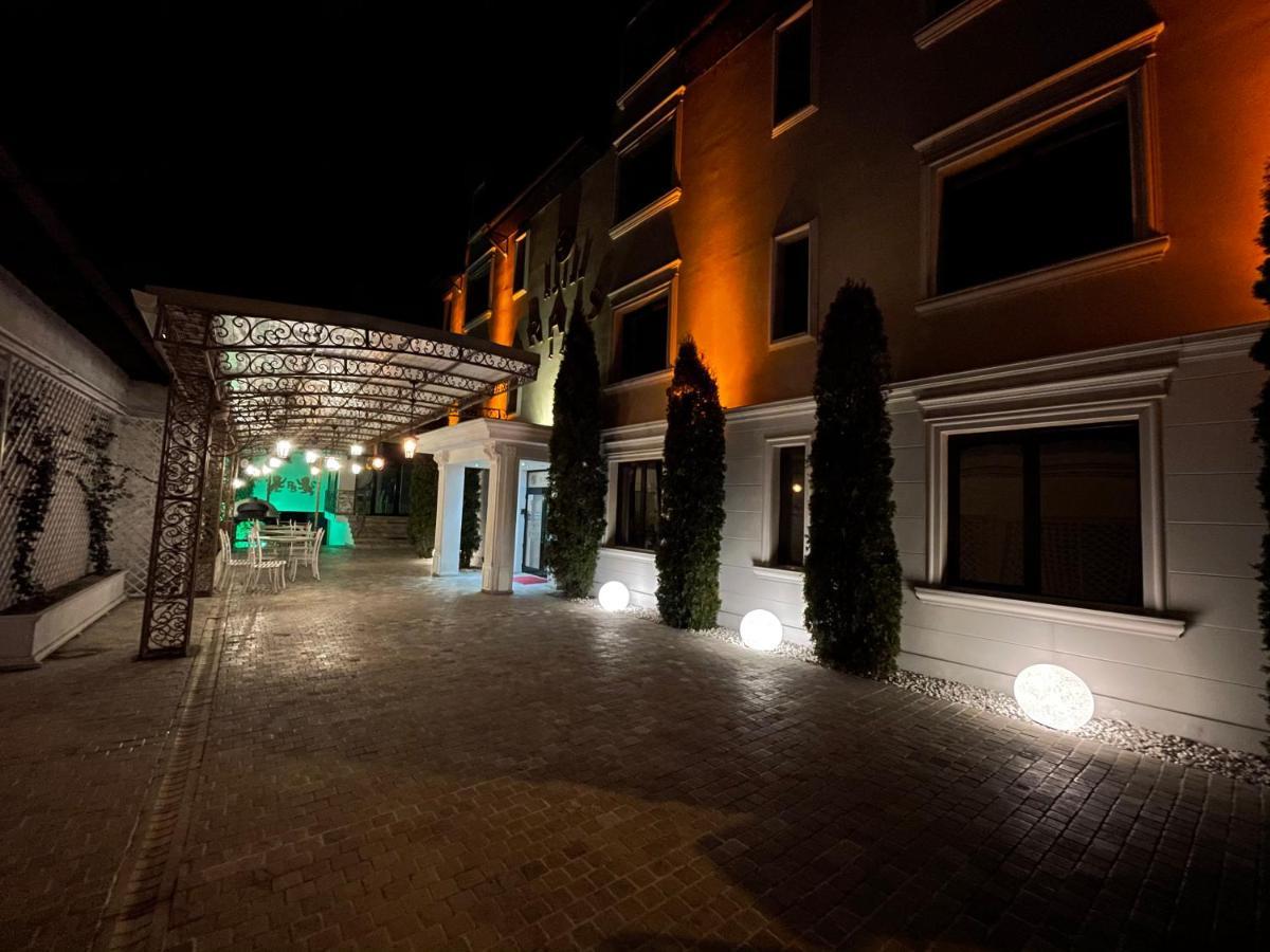 Hotel Goya Collection Targu Jiu Bagian luar foto