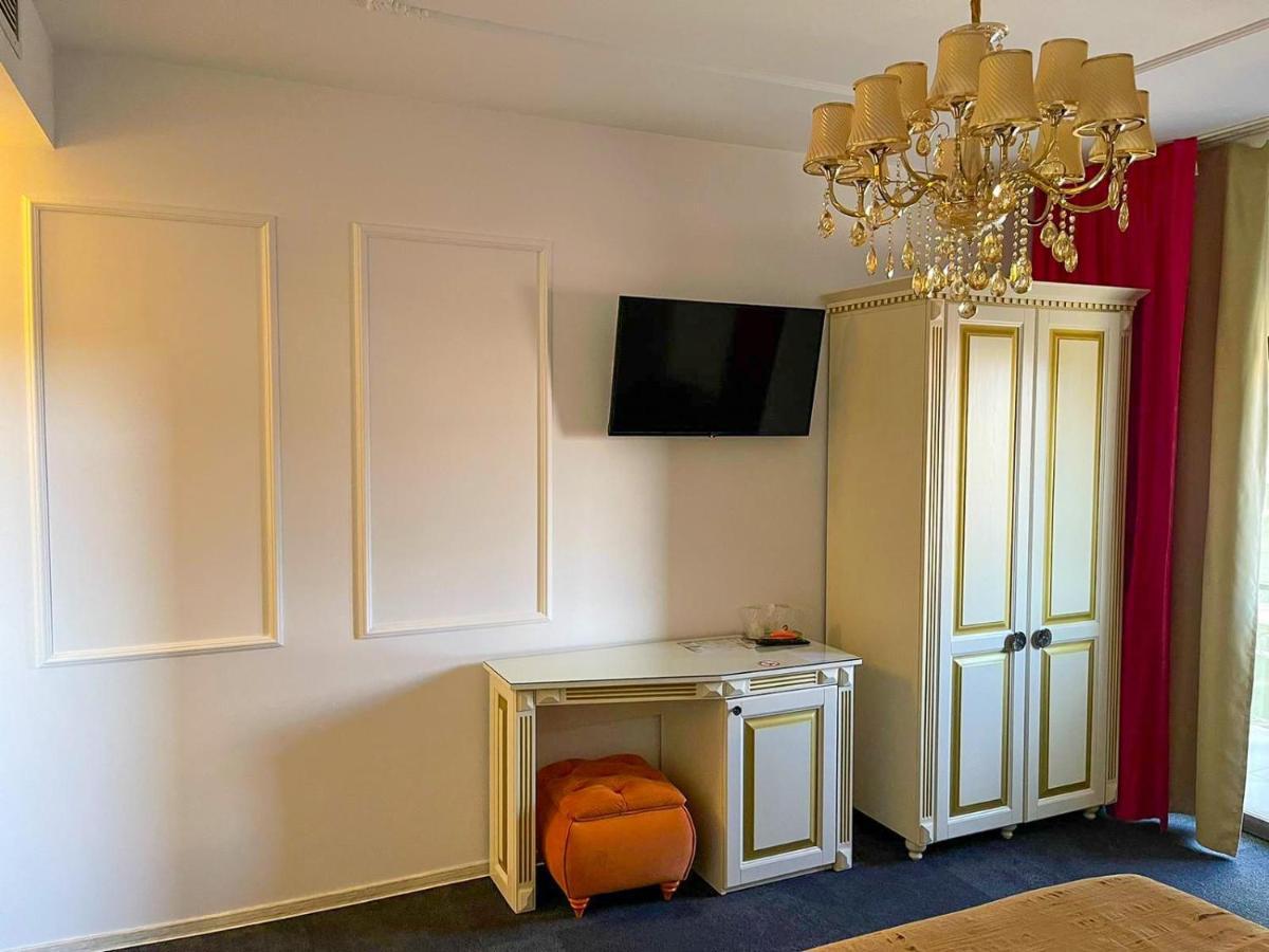 Hotel Goya Collection Targu Jiu Bagian luar foto
