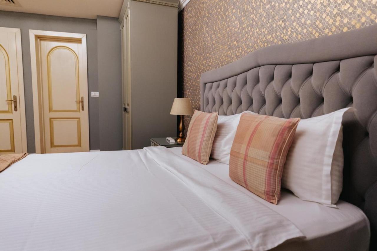 Hotel Goya Collection Targu Jiu Bagian luar foto