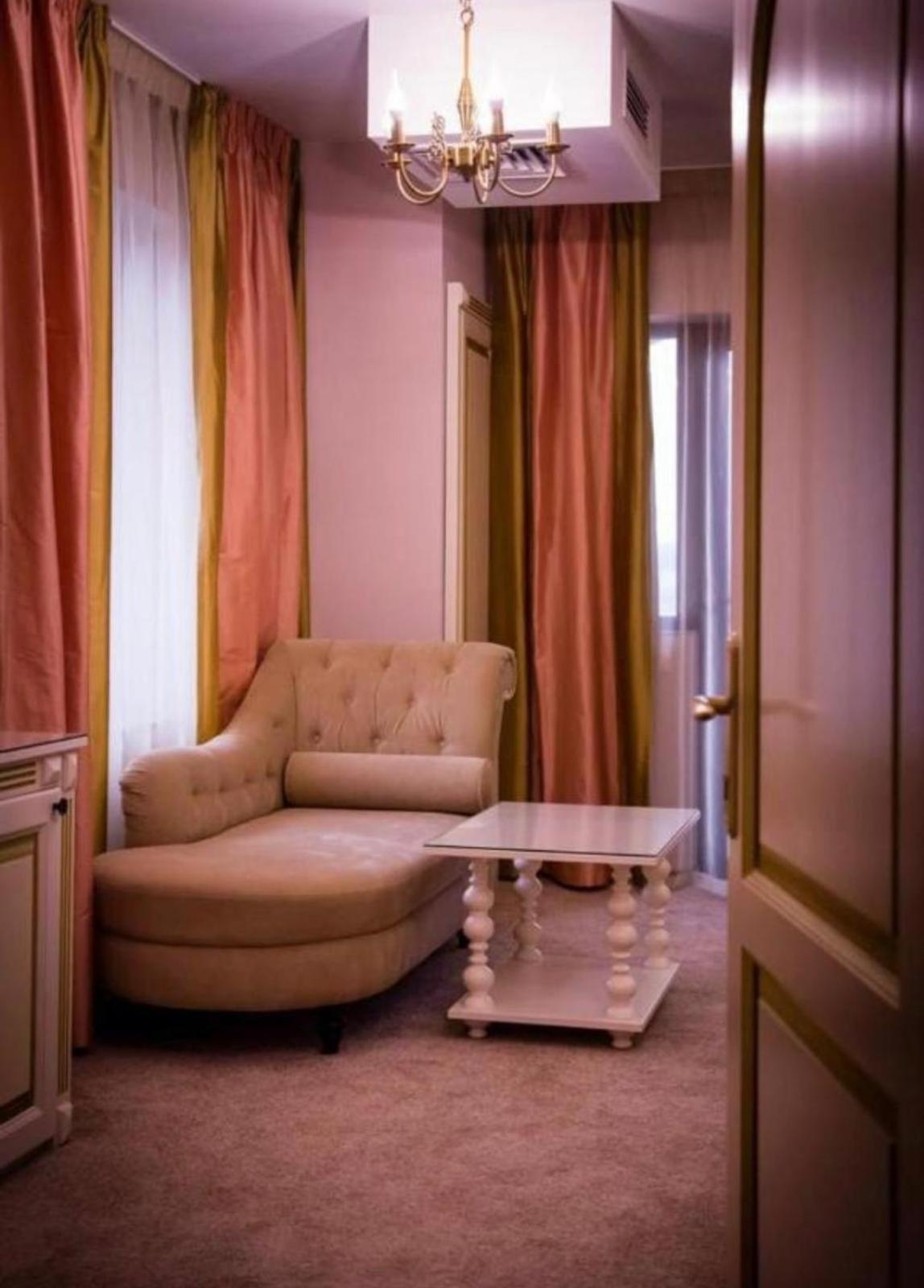 Hotel Goya Collection Targu Jiu Bagian luar foto