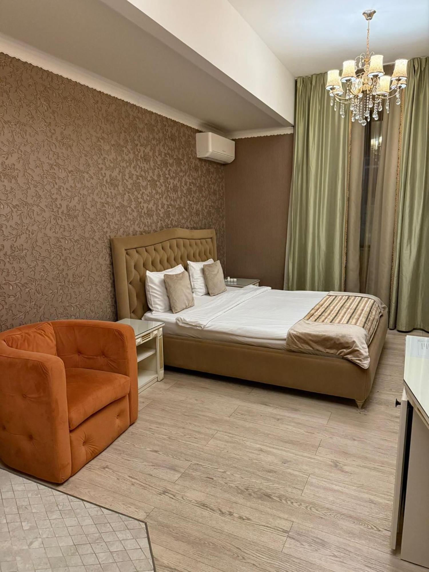 Hotel Goya Collection Targu Jiu Bagian luar foto