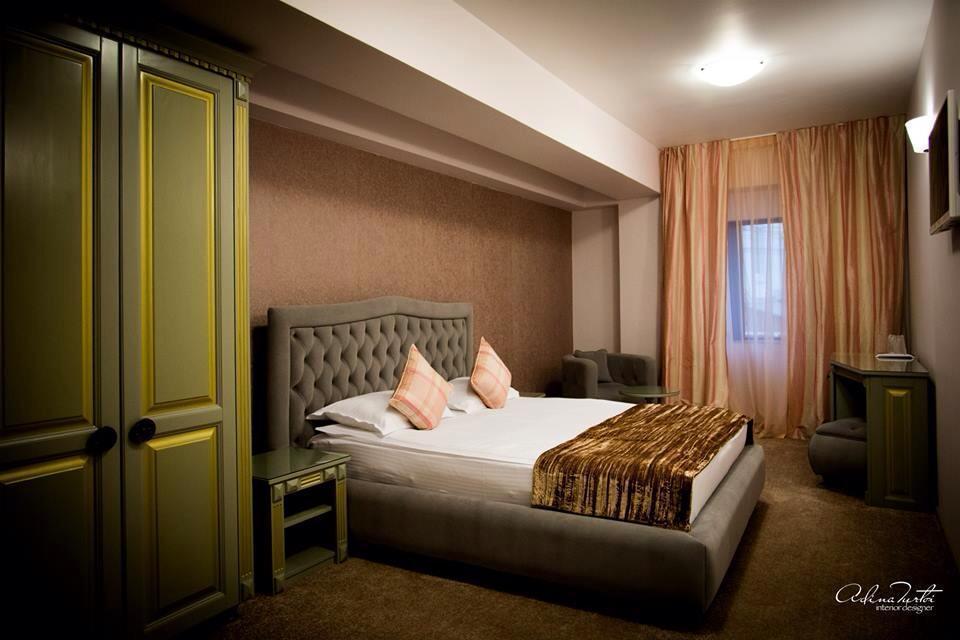 Hotel Goya Collection Targu Jiu Bagian luar foto