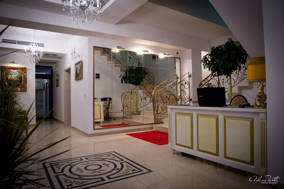 Hotel Goya Collection Targu Jiu Bagian luar foto